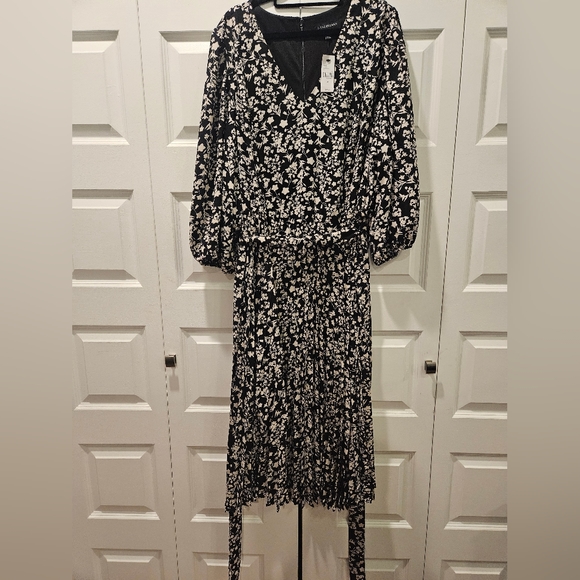 Lane Bryant Dresses & Skirts - Lane Bryant V-neck, black & white floral, midi pleated dress, size 24